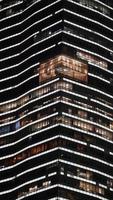 il grattacielo notte Visualizza con il luci su a notte foto