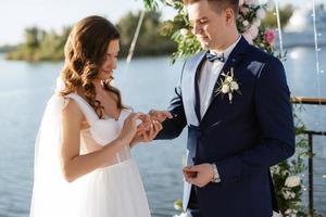 cerimonia di matrimonio su un molo alto vicino al fiume foto