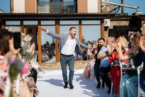 cerimonia di matrimonio su un molo alto vicino al fiume foto