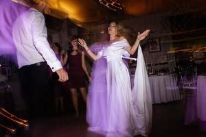 il primo danza di il sposa e sposo dentro un' ristorante foto