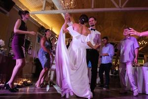 il primo danza di il sposa e sposo dentro un' ristorante foto