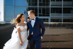 sposa e sposo primo incontro su il tetto di grattacielo foto