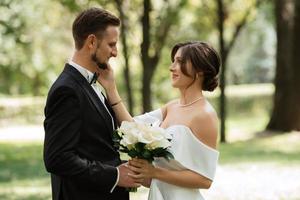 il primo incontro di il sposa e sposo foto