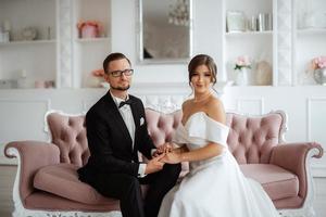 sposo nel un' nero completo da uomo cravatta e il sposa nel un' luminosa studio foto