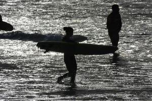 giovane atleti praticando il acqua sport di fare surf foto