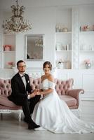 sposo nel un' nero completo da uomo cravatta e il sposa nel un' luminosa studio foto