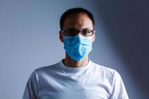 forte asiatico uomo indossare maschera per impedire influenza virus e polvere aria inquinamento su bianca sfondo foto