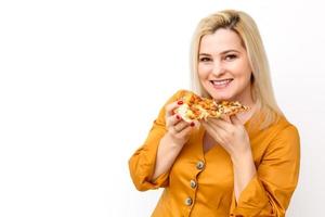 bellissimo biondo donna mangiare pezzo di Pizza foto