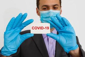 uso proteggere filtri contro coronavirus uomo d'affari nel igienico maschera e guanti, nCoV-2019, influenza epidemico. isolato foto
