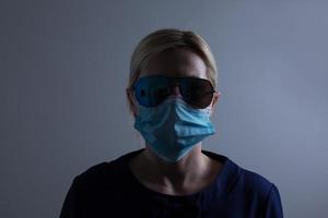 un infelice donna indossare un' viso maschera per affare con virus o inquinamento. foto