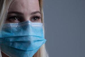 ritagliata Immagine di femmina medico indossare medico maschera foto