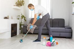 pulizia e disinfezione a cittadina complesso in mezzo il coronavirus epidemico. professionale squadre per disinfezione sforzi. infezione prevenzione e controllo di epidemico. protettivo guanti e maschera foto