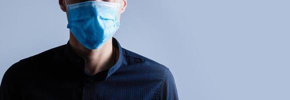 forte uomo indossare maschera per impedire influenza virus e polvere aria inquinamento su bianca sfondo foto