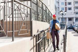 uomo consegna in linea drogheria ordine foto