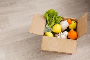 porta via insalata, verdure e cibo consegna. servizio cibo ordine in linea consegna nel quarantena covid19. linea aerea cibo. foto