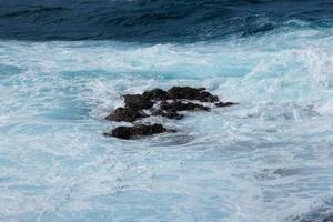 grande onde Crashing contro il rocce nel il oceano foto