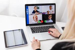 donna video conferenza con precettore su il computer portatile a casa. distanza formazione scolastica concetto. foto