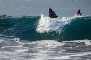 surfers equitazione piccolo oceano onde foto