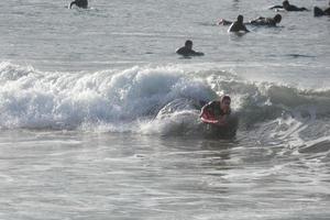 surfers equitazione piccolo oceano onde foto