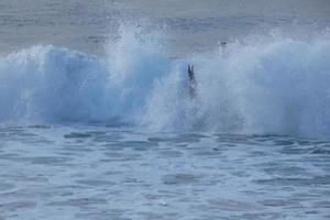 onde nel il oceano nel inverno tempo foto