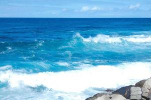 grande onde Crashing contro il rocce nel il oceano foto