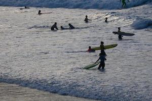 Surf scuola su un oceano spiaggia foto