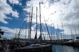 alberi di barche a vela ormeggiato nel il marina foto