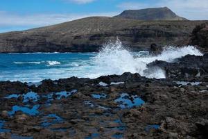 grande onde Crashing contro il rocce nel il oceano foto