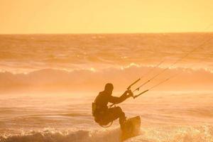 kitesurfer a tramonto foto