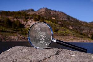 ingrandimento bicchiere su il roccia foto