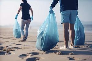 un' gruppo di irriconoscibile persone raccolta spazzatura a partire dal il spiaggia nel blu borse per il problema di plastica inquinamento nel il ambiente foto