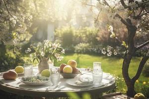 primavera tavolo con alberi nel fioritura e sfocato soleggiato giardino nel sfondo foto