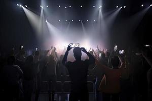 futuro di affollato concerto sala su palcoscenico con scena palcoscenico luci, roccia mostrare prestazione foto