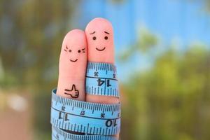 dita arte di un' contento coppia con nastro misurare. concetto di perdente peso insieme. foto