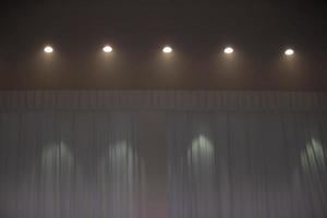pastello palcoscenico sfondo con lampade e leggero tende. foto