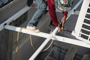 costruzione uomo è saldatura acciaio tetto struttura, persone Lavorando nel costruzione luogo concetto foto