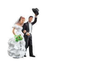 matrimonio in miniatura, sposa e sposo isolato su uno sfondo bianco foto