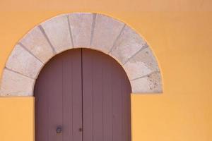 tipico catalano agriturismo porta nel Questo Astuccio nel il modernista Casa di può nero nel sant giovanna despi nel il Provincia di barcellona. foto