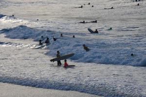 Surf scuola su un oceano spiaggia foto