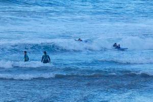 giovane atleti praticando il acqua sport di fare surf foto
