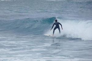 surfers equitazione piccolo oceano onde foto