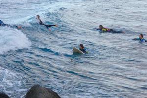 surfers equitazione piccolo oceano onde foto