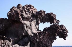 roccia formazione su il costa foto