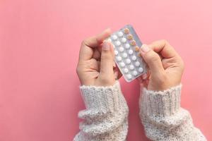 mano della donna che tiene la pillola anticoncezionale