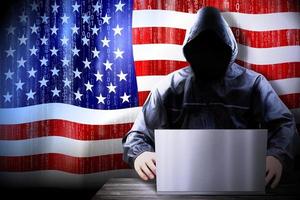 anonimo incappucciato pirata e bandiera di il Stati Uniti d'America, binario codice - informatica attacco concetto foto