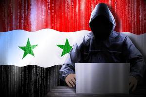 anonimo incappucciato pirata e bandiera di Siria, binario codice - informatica attacco concetto foto