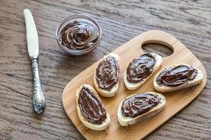 fette di baguette con crema al cioccolato foto