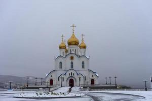 cattedrale della santissima trinità con un cielo bianco nevoso a petropavlovsk-kamchatsky, russia foto