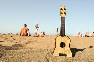 chitarra nel il sabbia foto