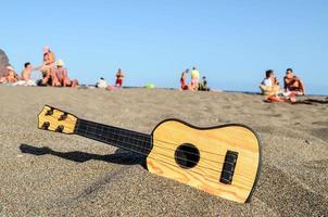 chitarra nel il sabbia foto